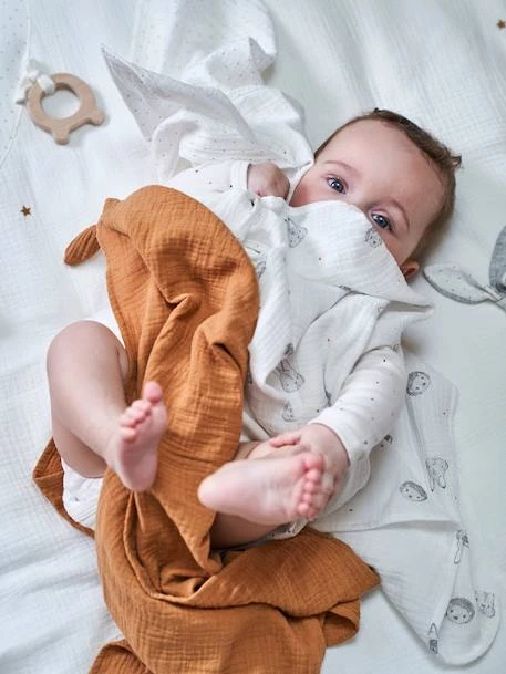 Lot De 3 Langes MINI COMPAGNIE En Gaze De Coton Bio* 2 écrus Imprimés + 1 Uni Caram - Vertbaudet 7 Lot De 3 Langes MINI COMPAGNIE En Gaze De Coton Bio* 2 écrus Imprimés + 1 Uni Caram - Vertbaudet – Image 5